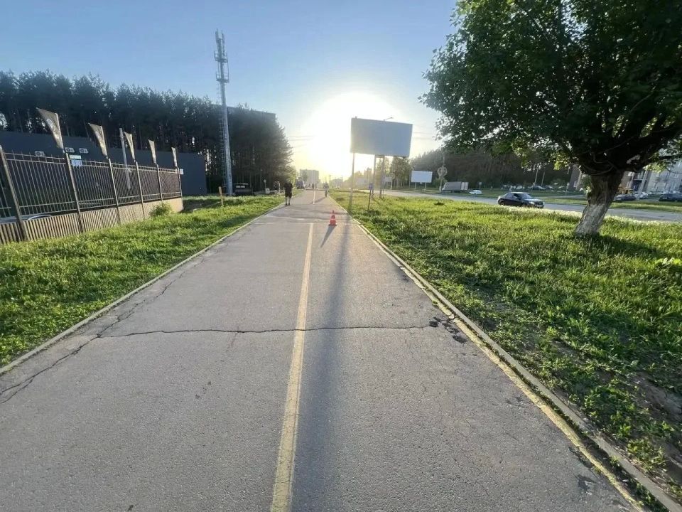 На велодорожке в Ижевске столкнулись самокатчица и велосипедист