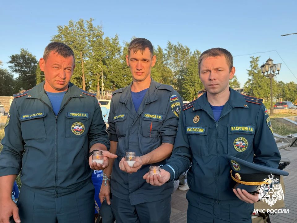 Сотрудники МЧС России и волонтёры Национального центра в Удмуртии приняли участие в акции «Свеча памяти» Сотрудники МЧС России и волонтёры Национального центра в Удмуртии приняли участие в акции «Свеча памяти»