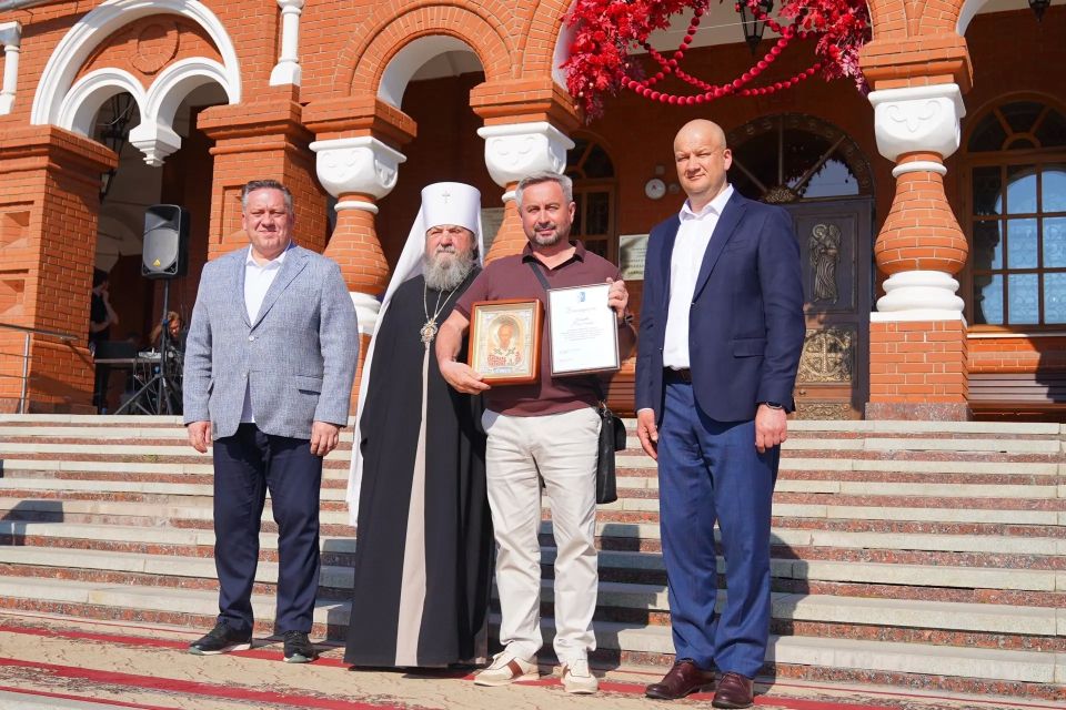 В Михаило-Архангельском соборе наградили тех, для кого помощь ближнему - ежедневный труд, а всех их объединяет желание помогать фронту В Михаило-Архангельском соборе наградили тех, для кого помощь ближнему - ежедневный труд, а всех их объединяет желание помогать фронту