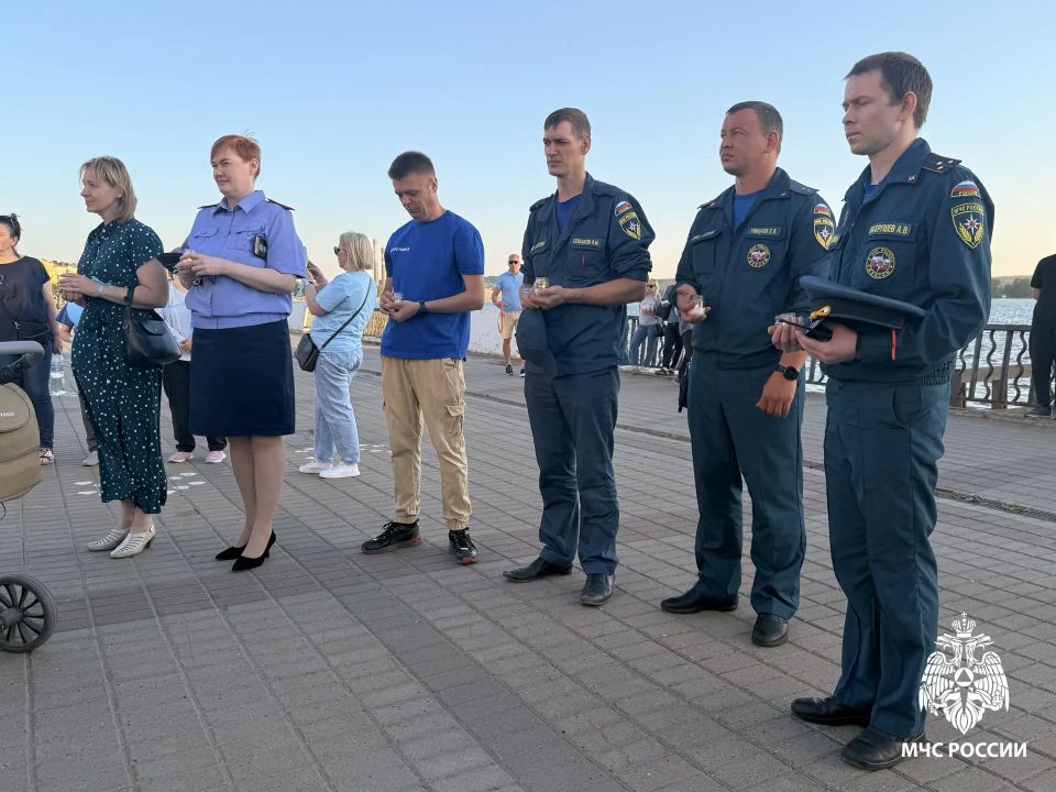 Сотрудники МЧС России и волонтёры Национального центра в Удмуртии приняли участие в акции «Свеча памяти» Сотрудники МЧС России и волонтёры Национального центра в Удмуртии приняли участие в акции «Свеча памяти»