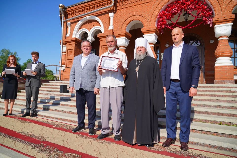 В Михаило-Архангельском соборе наградили тех, для кого помощь ближнему - ежедневный труд, а всех их объединяет желание помогать фронту В Михаило-Архангельском соборе наградили тех, для кого помощь ближнему - ежедневный труд, а всех их объединяет желание помогать фронту