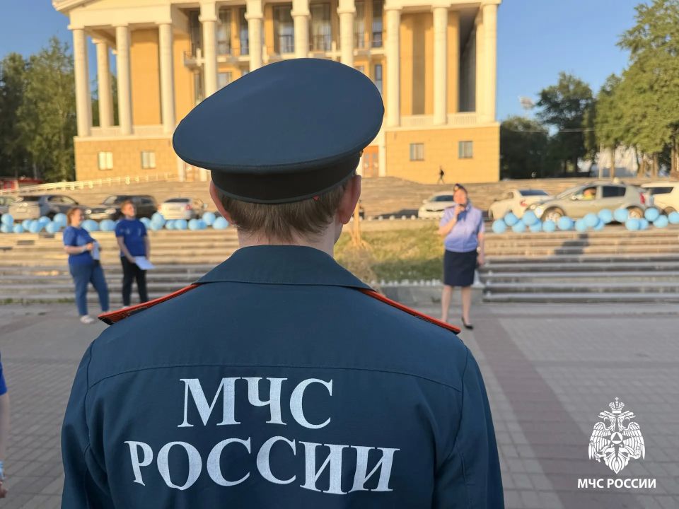 Сотрудники МЧС России и волонтёры Национального центра в Удмуртии приняли участие в акции «Свеча памяти» Сотрудники МЧС России и волонтёры Национального центра в Удмуртии приняли участие в акции «Свеча памяти»