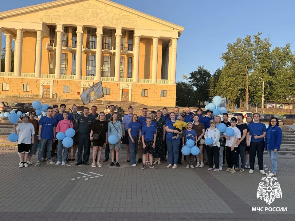 Сотрудники МЧС России и волонтёры Национального центра в Удмуртии приняли участие в акции «Свеча памяти» Сотрудники МЧС России и волонтёры Национального центра в Удмуртии приняли участие в акции «Свеча памяти»