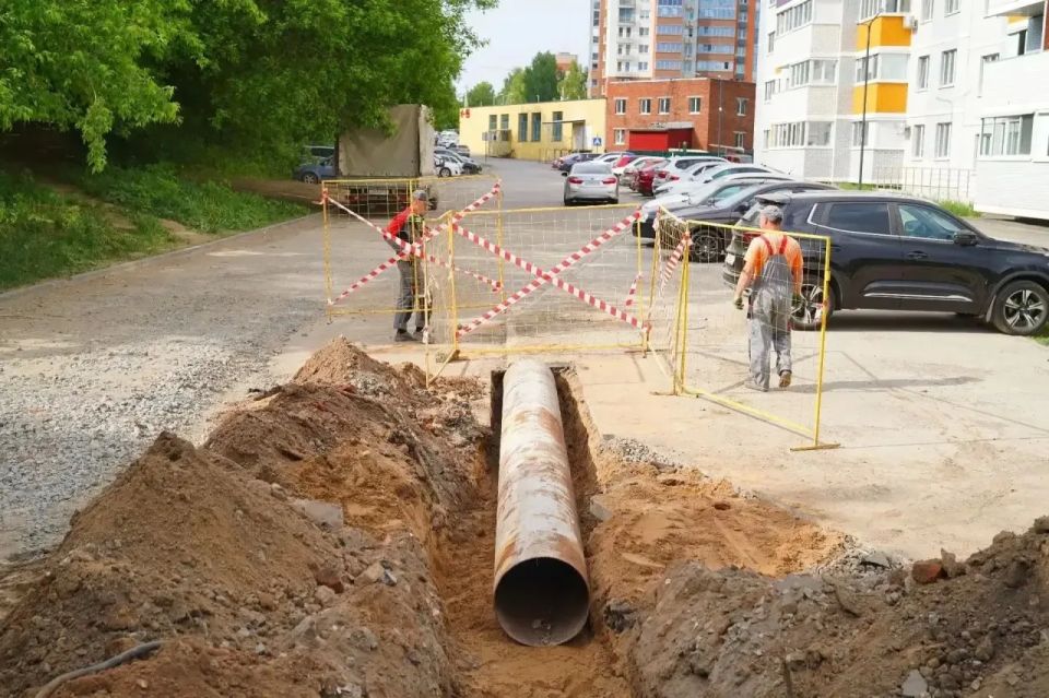 По просьбам жителей дома на ул. Металлургов, 2 в микрорайоне сделали ливневую канализацию По просьбам жителей дома на ул. Металлургов, 2 в микрорайоне сделали ливневую канализацию