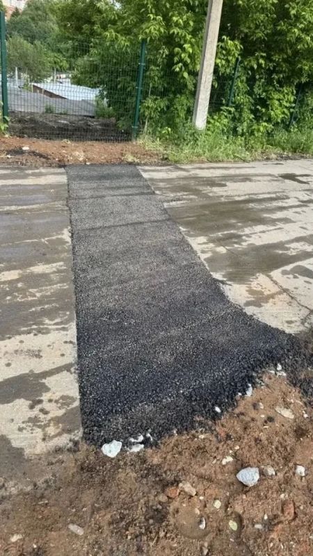 По просьбам жителей дома на ул. Металлургов, 2 в микрорайоне сделали ливневую канализацию По просьбам жителей дома на ул. Металлургов, 2 в микрорайоне сделали ливневую канализацию