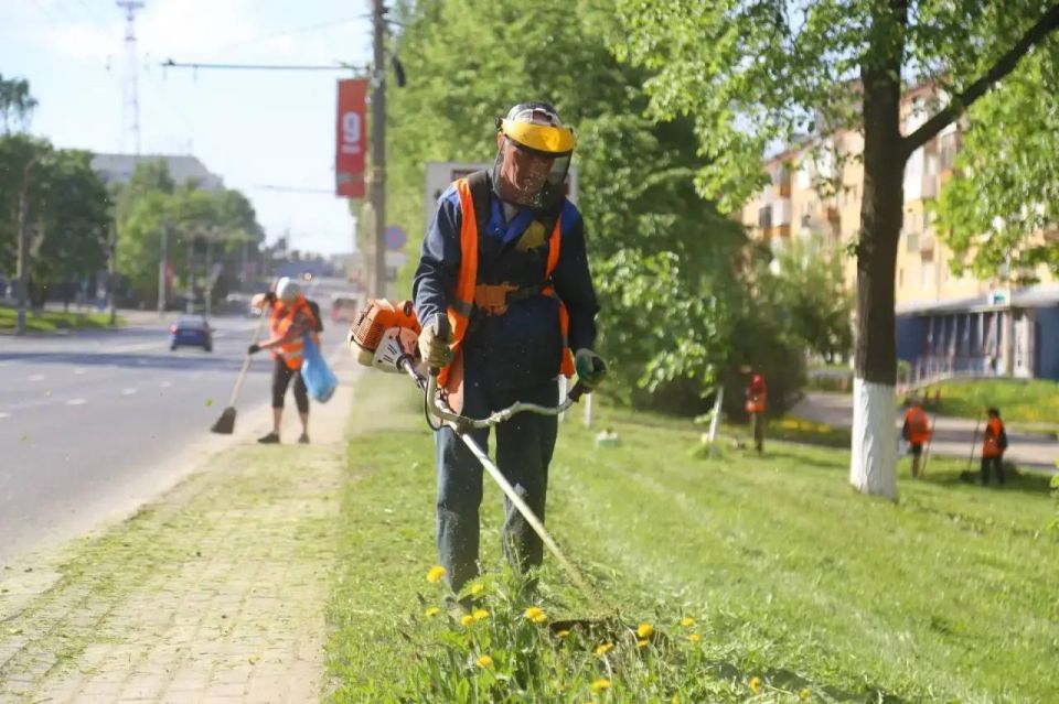 Около 80 единиц техники ежедневно моют, чистят, убирают улицы города Около 80 единиц техники ежедневно моют, чистят, убирают улицы города