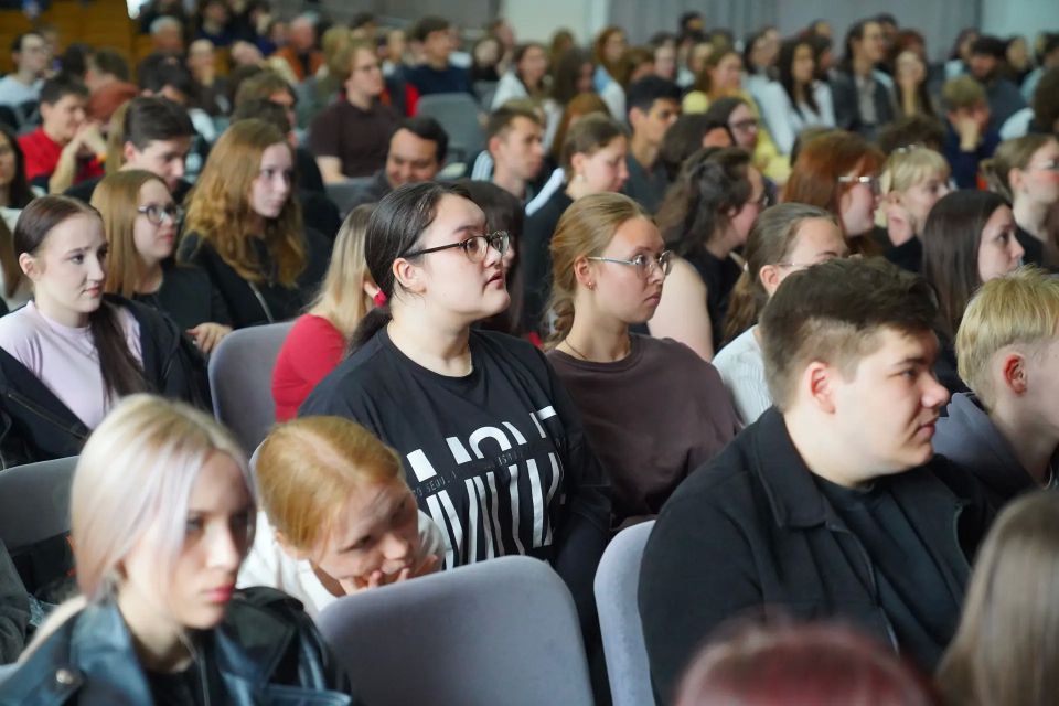 28 мая в УдГУ прошла встреча студентов с Главой Ижевска Дмитрием Чистяковым и заместителем Председателя Госсовета УР, председателем постоянной комиссии по физической культуре, спорту и молодежной политике Иваном Черезовым 28 мая в УдГУ прошла встреча студентов с Главой Ижевска Дмитрием Чистяковым и заместителем Председателя Госсовета УР, председателем постоянной комиссии по физической культуре, спорту и молодежной политике Иваном Черезовым