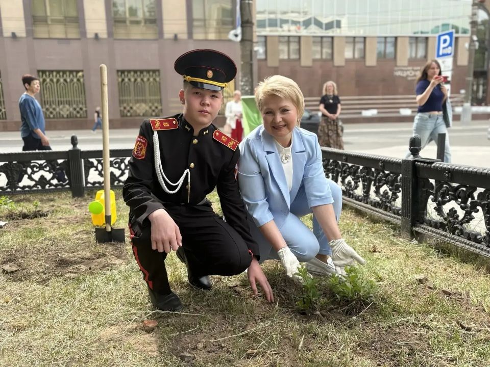 В Литературном сквере у Национальной библиотеки Удмуртии открыли Аллею благодарности В Литературном сквере у Национальной библиотеки Удмуртии открыли Аллею благодарности