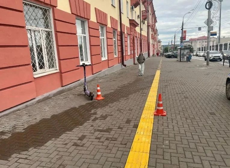 На улице Пушкинской в Ижевске 12-летний самокатчик сбил девушку