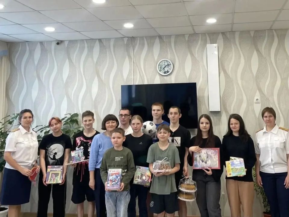 В Международный день защиты детей сотрудники районных и межрайонных следственных отделов поздравили воспитанников подшефных детских социальных и образовательных учреждений