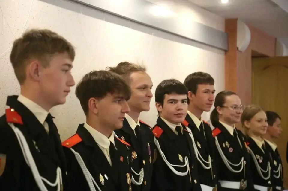 Глава Ижевска Дмитрий Чистяков и заместитель Председателя Госсовета УР, председатель постоянной комиссии по физической культуре, спорту и молодежной политике Иван Черезов встретились с командой победителей регионального... Глава Ижевска Дмитрий Чистяков и заместитель Председателя Госсовета УР, председатель постоянной комиссии по физической культуре, спорту и молодежной политике Иван Черезов встретились с командой победителей регионального...