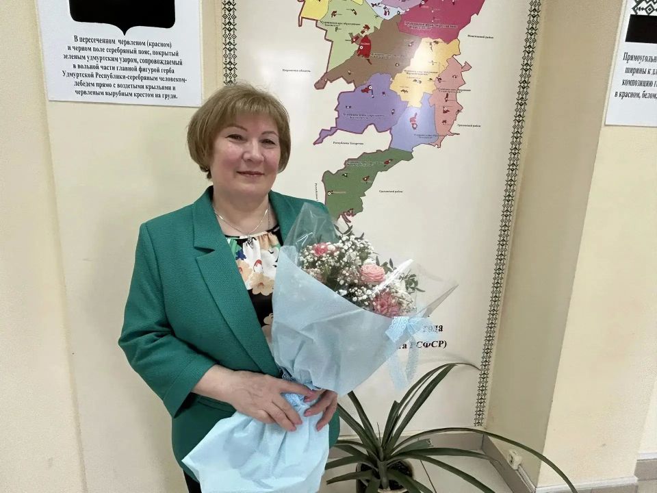 Лариса Яковлева, председатель ТИК Кизнерского района, наша именинница!