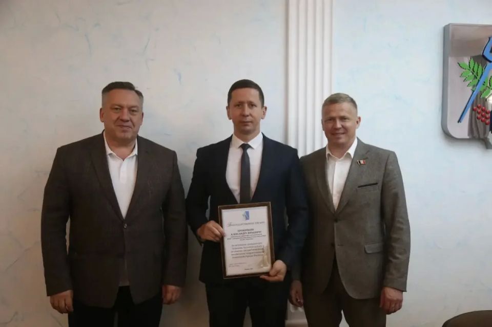Глава Ижевска Дмитрий Чистяков и заместитель Председателя Госсовета УР, председатель постоянной комиссии по физической культуре, спорту и молодежной политике Иван Черезов встретились с командой победителей регионального... Глава Ижевска Дмитрий Чистяков и заместитель Председателя Госсовета УР, председатель постоянной комиссии по физической культуре, спорту и молодежной политике Иван Черезов встретились с командой победителей регионального...
