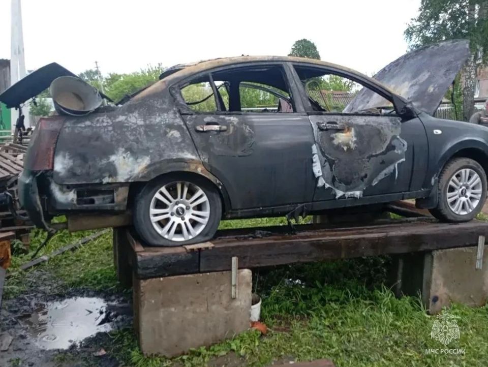 Еще один автомобиль сгорел из-за сварочных работ в Удмуртии Еще один автомобиль сгорел из-за сварочных работ в Удмуртии