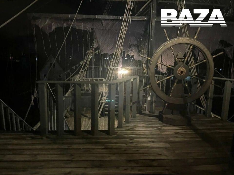 У удмуртских «пиратов» изъяли дом-корабль — с палубой, мачтами и трюмом — изза долгов на 15,8 млн рублей У удмуртских «пиратов» изъяли дом-корабль — с палубой, мачтами и трюмом — изза долгов на 15,8 млн рублей