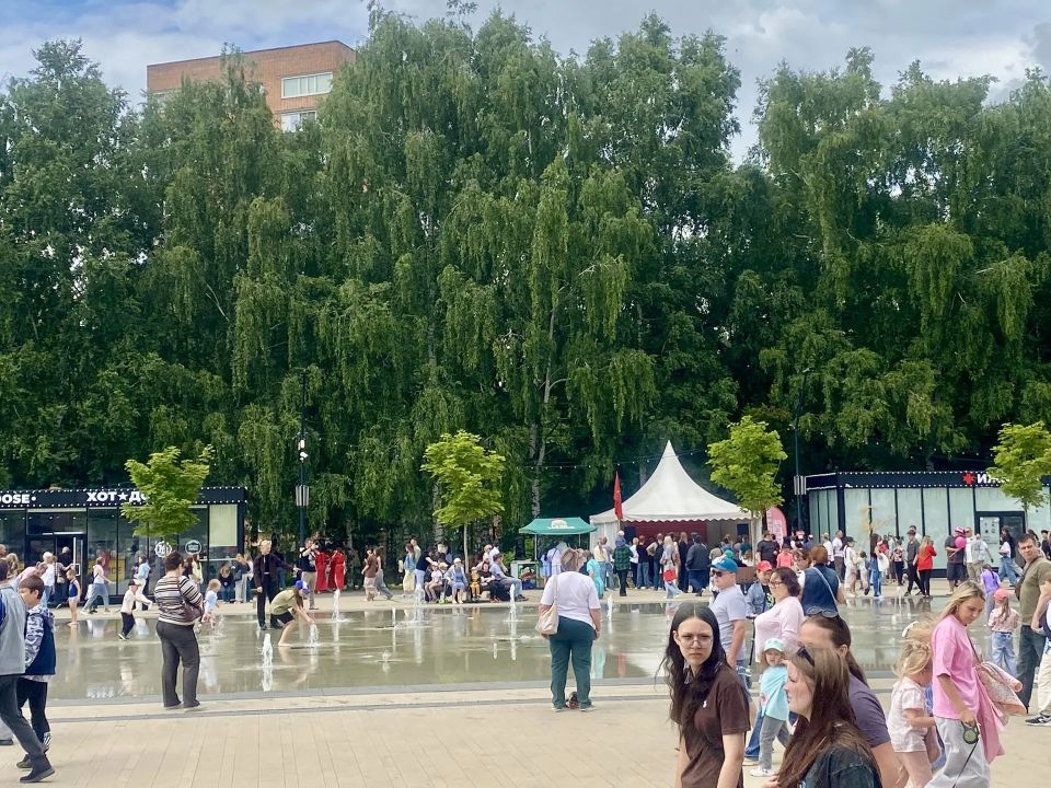 На Центральной площади Ижевска продолжается празднование Дня города и Дня России На Центральной площади Ижевска продолжается празднование Дня города и Дня России