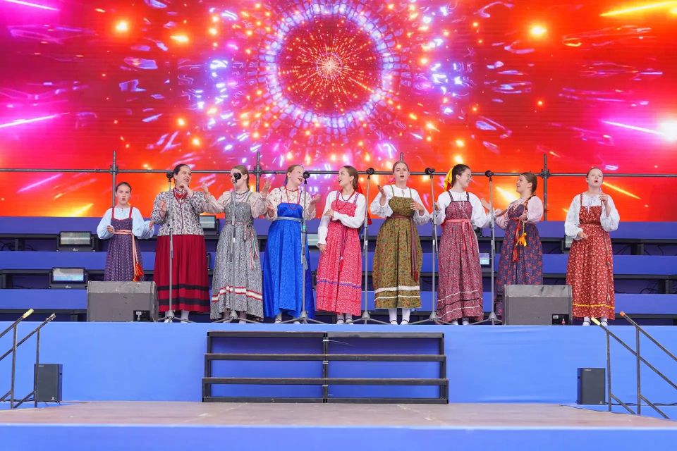 Сегодня на Центральной площади Ижевска в 15 раз прошла торжественная церемония вручения грантов Главы города и Городской думы Сегодня на Центральной площади Ижевска в 15 раз прошла торжественная церемония вручения грантов Главы города и Городской думы