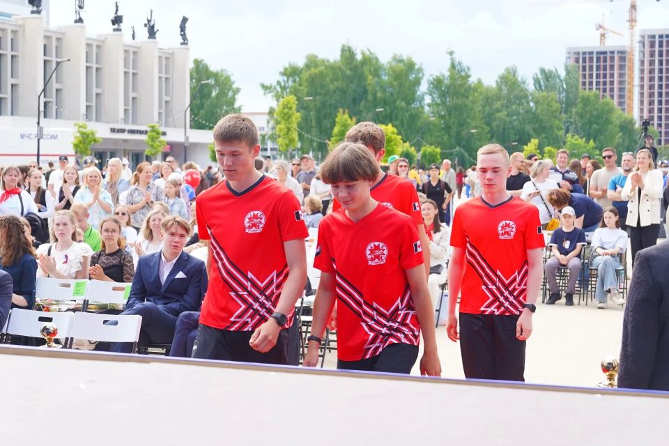 Сегодня на Центральной площади Ижевска в 15 раз прошла торжественная церемония вручения грантов Главы города и Городской думы Сегодня на Центральной площади Ижевска в 15 раз прошла торжественная церемония вручения грантов Главы города и Городской думы