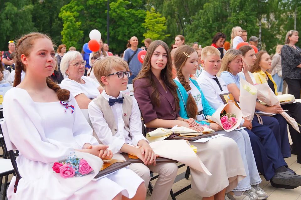 Сегодня на Центральной площади Ижевска в 15 раз прошла торжественная церемония вручения грантов Главы города и Городской думы Сегодня на Центральной площади Ижевска в 15 раз прошла торжественная церемония вручения грантов Главы города и Городской думы