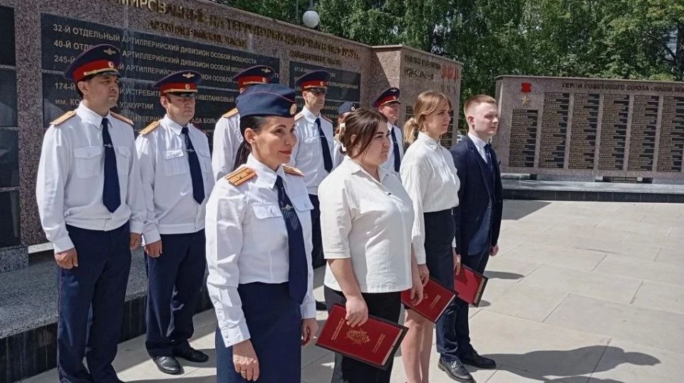В преддверии Дня России в следственном управлении СК России по Удмуртской Республике состоялась церемония принятия Присяги молодыми сотрудниками