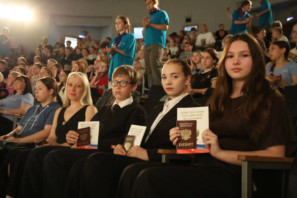 В Удмуртии в честь Дня России состоялась церемония вручения первых паспортов В Удмуртии в честь Дня России состоялась церемония вручения первых паспортов