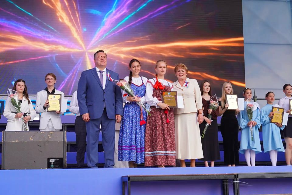 Сегодня на Центральной площади Ижевска в 15 раз прошла торжественная церемония вручения грантов Главы города и Городской думы Сегодня на Центральной площади Ижевска в 15 раз прошла торжественная церемония вручения грантов Главы города и Городской думы