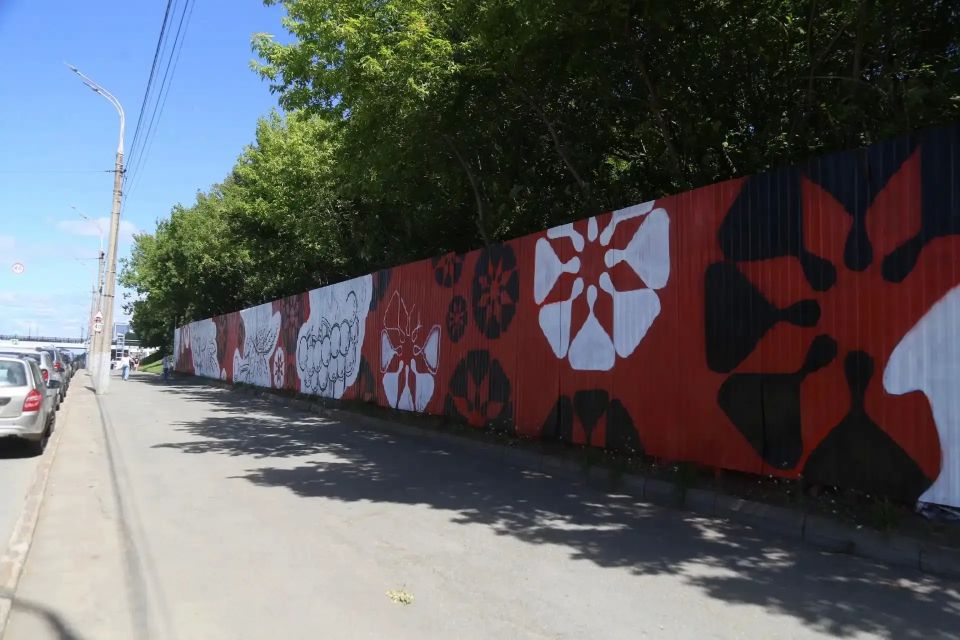 Доброе утро, ижевчане!. Видели, какой крутой забор появился у нас в городе? Бизнес превратил его в настоящее произведение искусства - в фирменных цветах и с удмуртским принтом Доброе утро, ижевчане!. Видели, какой крутой забор появился у нас в городе? Бизнес превратил его в настоящее произведение искусства - в фирменных цветах и с удмуртским принтом
