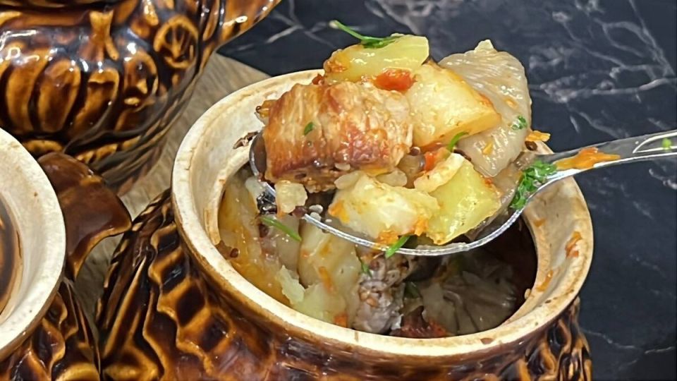 Нежное жаркое в горшочках: ароматный рецепт с мясом и грибами
