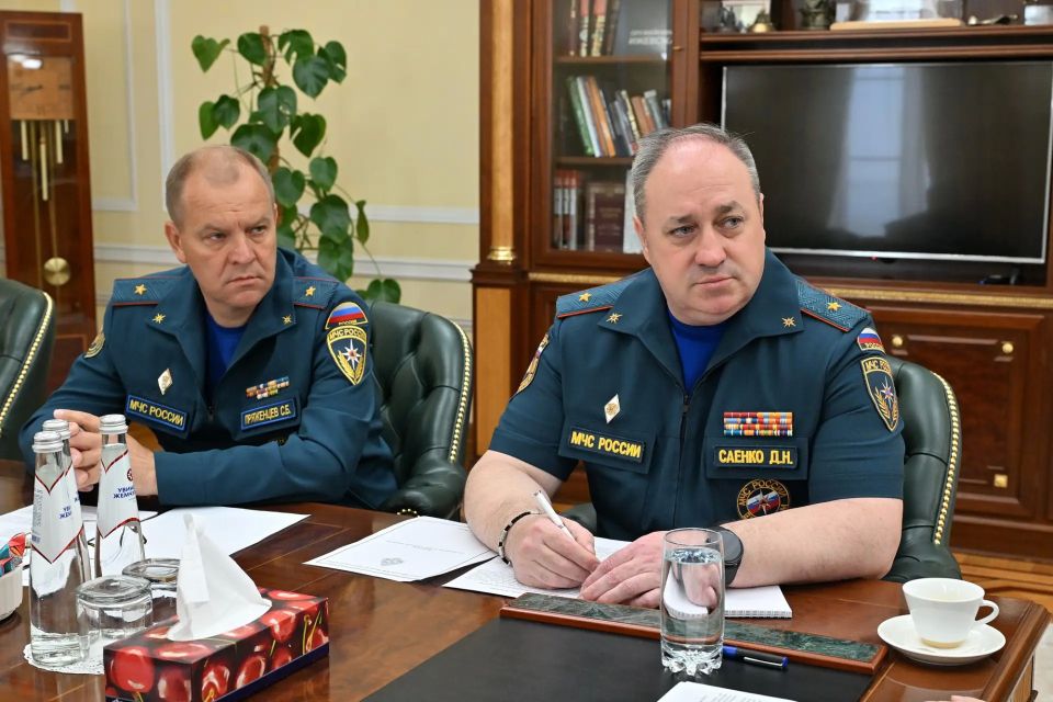 Глава Удмуртии Александр Бречалов и представитель МЧС России ПФО обсудили обеспечение безопасности региона Глава Удмуртии Александр Бречалов и представитель МЧС России ПФО обсудили обеспечение безопасности региона