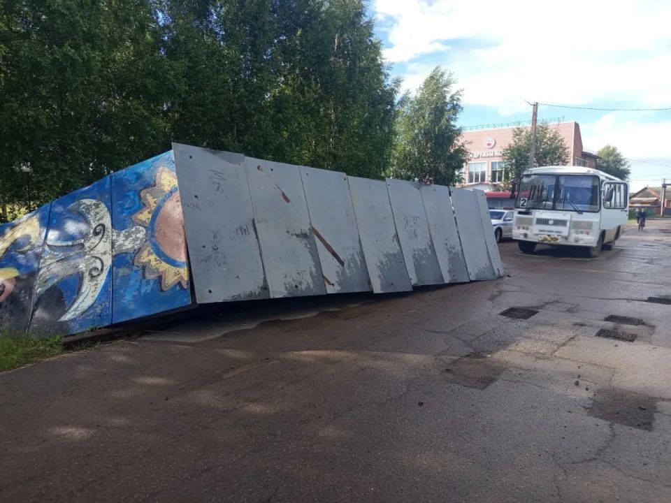В поселке Игра в Удмуртии водитель автобуса снес остановочный павильон, пострадал пешеход