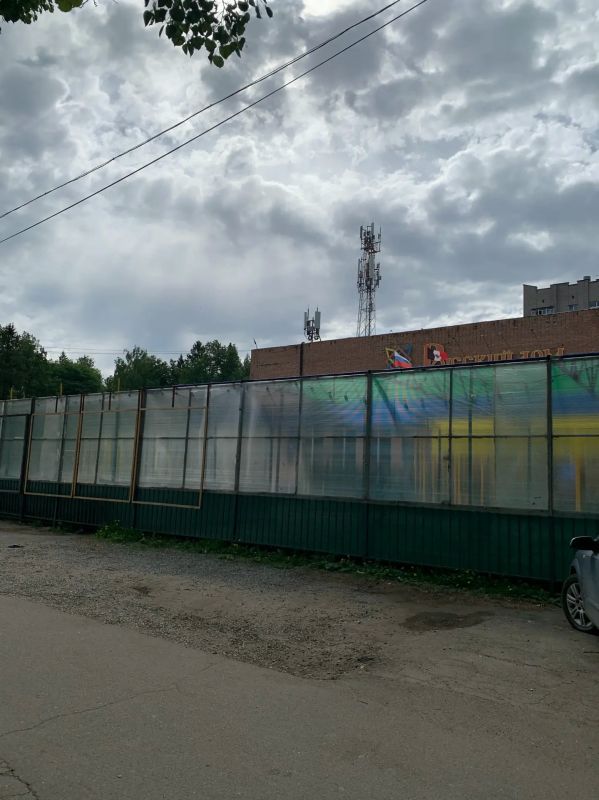 Жители Ижевска возмутились «уродливому» забору возле «Русского дома» на Воткинском шоссе, сообщается в группе «Благоустройство г. Ижевска» Жители Ижевска возмутились «уродливому» забору возле «Русского дома» на Воткинском шоссе, сообщается в группе «Благоустройство г. Ижевска»