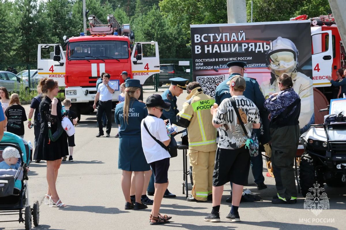 МЧС Удмуртии и Госавтоинспекция: вместе на празднике и на страже безопасности МЧС Удмуртии и Госавтоинспекция: вместе на празднике и на страже безопасности