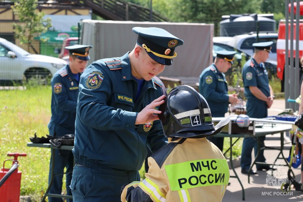 МЧС Удмуртии и Госавтоинспекция: вместе на празднике и на страже безопасности МЧС Удмуртии и Госавтоинспекция: вместе на празднике и на страже безопасности