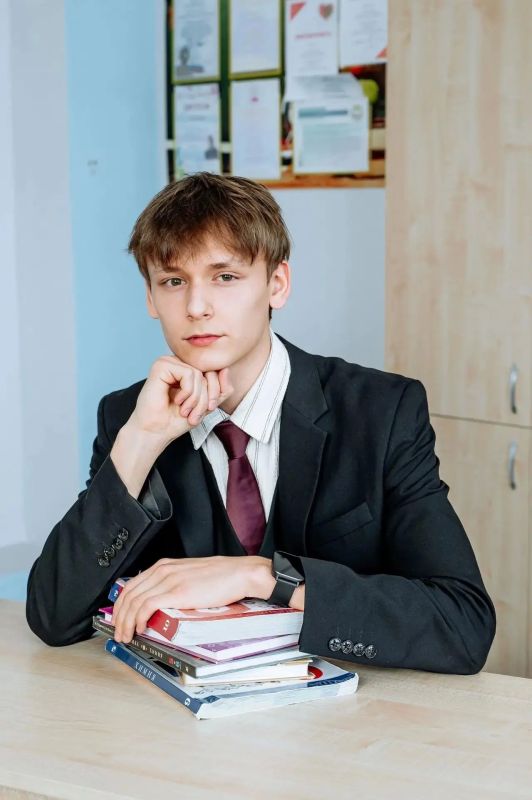 Посмотрите на эти лица: это Елизавета Бузилова из Камбарского лицея №1, Семён Ложкин из Физико-математического лицея Глазова, Никита Рафаилов из Увинской школы №4. Они в числе тех выпускников Удмуртии, которые набрали 100... Посмотрите на эти лица: это Елизавета Бузилова из Камбарского лицея №1, Семён Ложкин из Физико-математического лицея Глазова, Никита Рафаилов из Увинской школы №4. Они в числе тех выпускников Удмуртии, которые набрали 100...