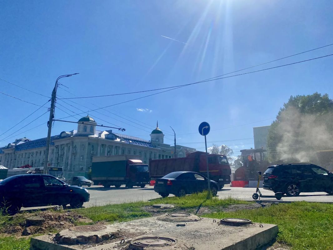 Рядом с УдГУ на ул. Удмуртской начали заливать гудрон под новый асфальт
