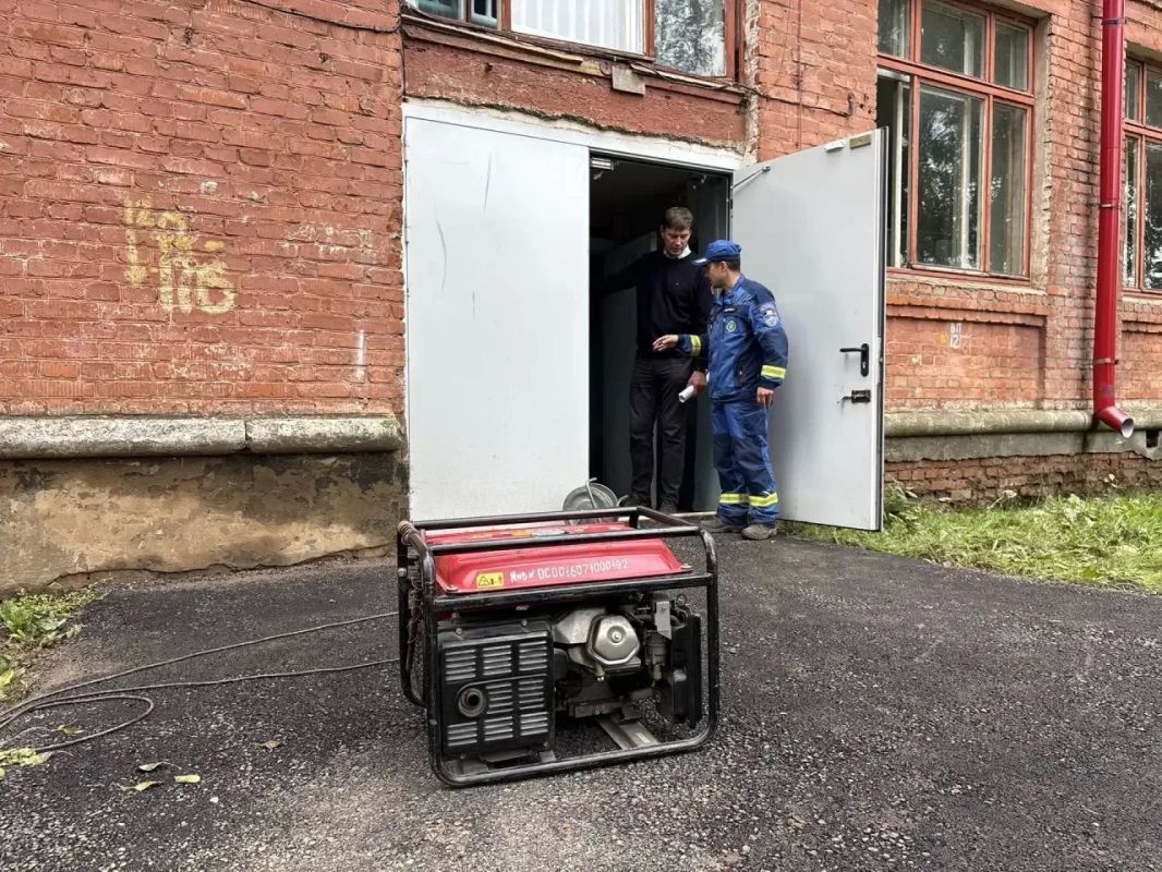Ситуация в Глазове: вода уходит, все дороги и мосты свободы, воду из подвалов откачивают Ситуация в Глазове: вода уходит, все дороги и мосты свободы, воду из подвалов откачивают