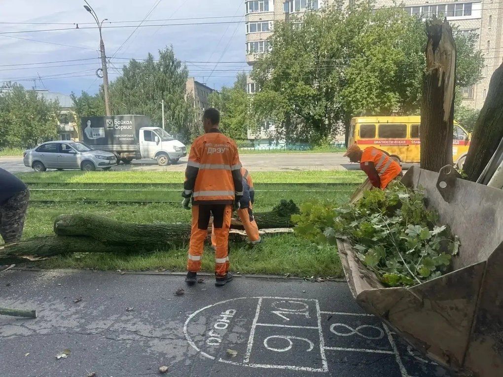 В Ижевске городские службы начали устранять последствия сильного ливня, который обрушился на город 23 июля, сообщает городская администрация