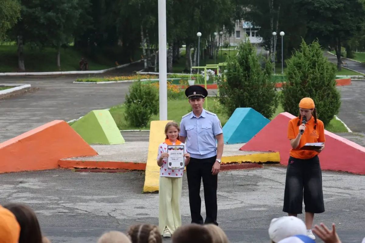 В Удмуртии полицейские встретились с подростками в молодёжном лагере «Оранжевое настроение» в рамках акции «Школа полиции» В Удмуртии полицейские встретились с подростками в молодёжном лагере «Оранжевое настроение» в рамках акции «Школа полиции»