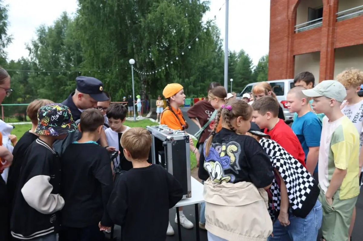 В Удмуртии полицейские встретились с подростками в молодёжном лагере «Оранжевое настроение» в рамках акции «Школа полиции» В Удмуртии полицейские встретились с подростками в молодёжном лагере «Оранжевое настроение» в рамках акции «Школа полиции»