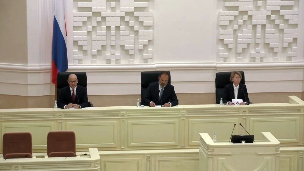 Прямо сейчас полпред президента РФ в ПФО Игорь Комаров в зале заседаний Госсовета Удмуртии представляет Ольгу Абрамову в качестве нового руководителя региона