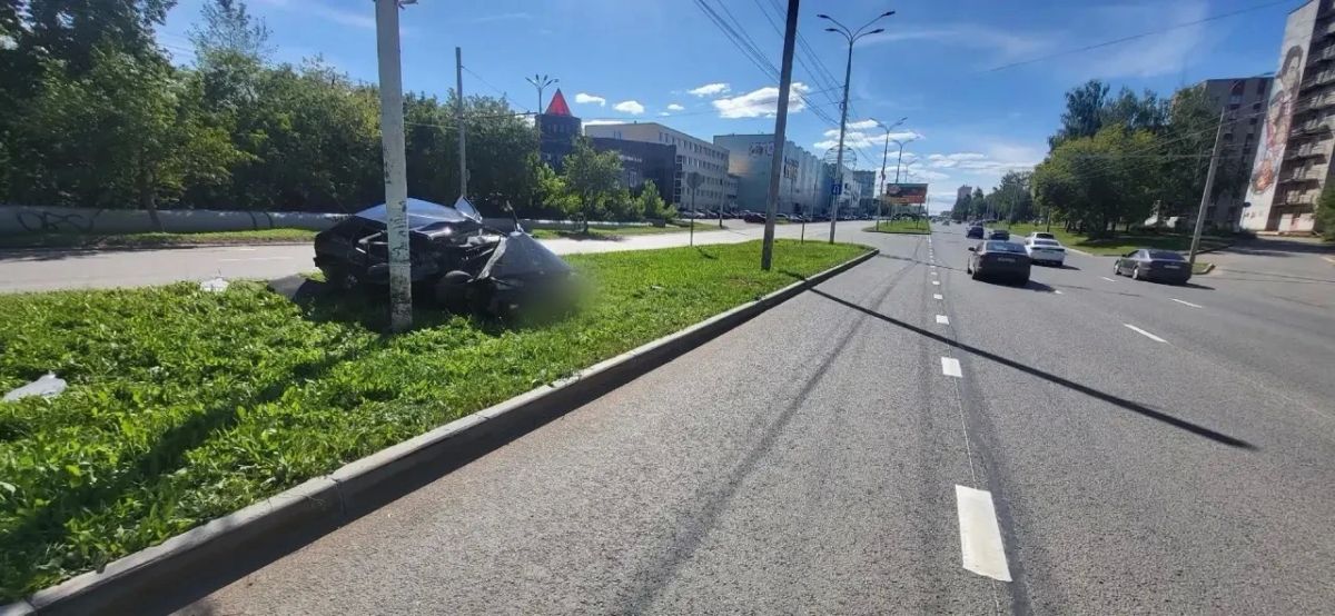 Легковушка влетела в фонарный столб в Ижевске — двое пострадавших Легковушка влетела в фонарный столб в Ижевске — двое пострадавших