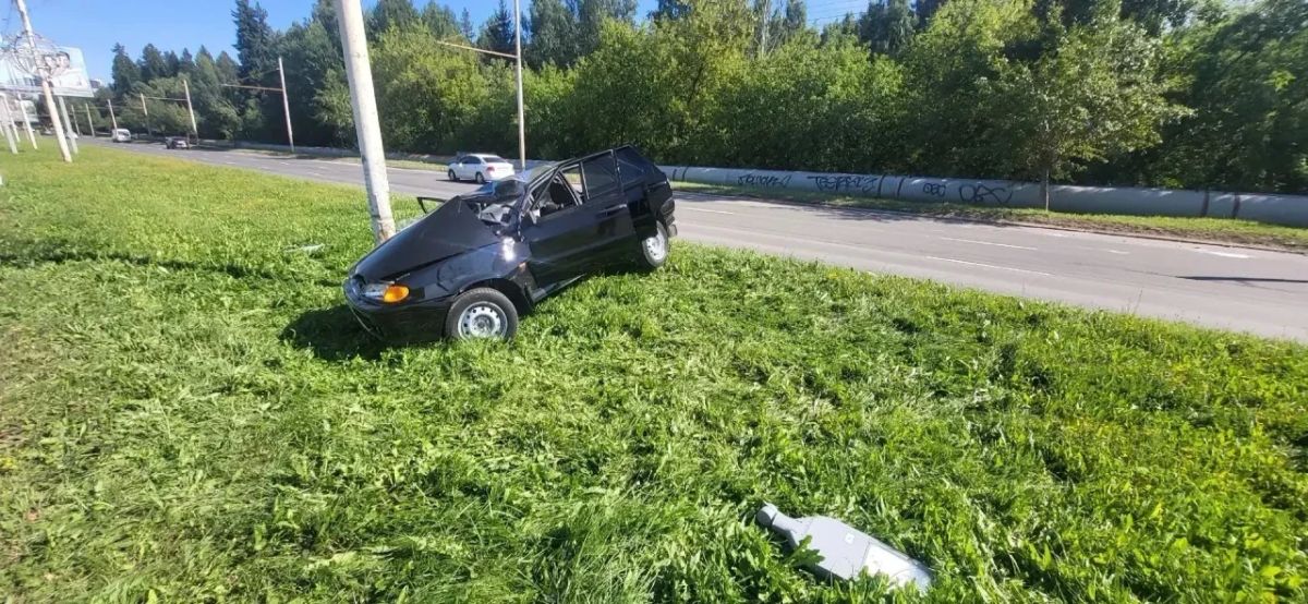 Легковушка влетела в фонарный столб в Ижевске — двое пострадавших Легковушка влетела в фонарный столб в Ижевске — двое пострадавших