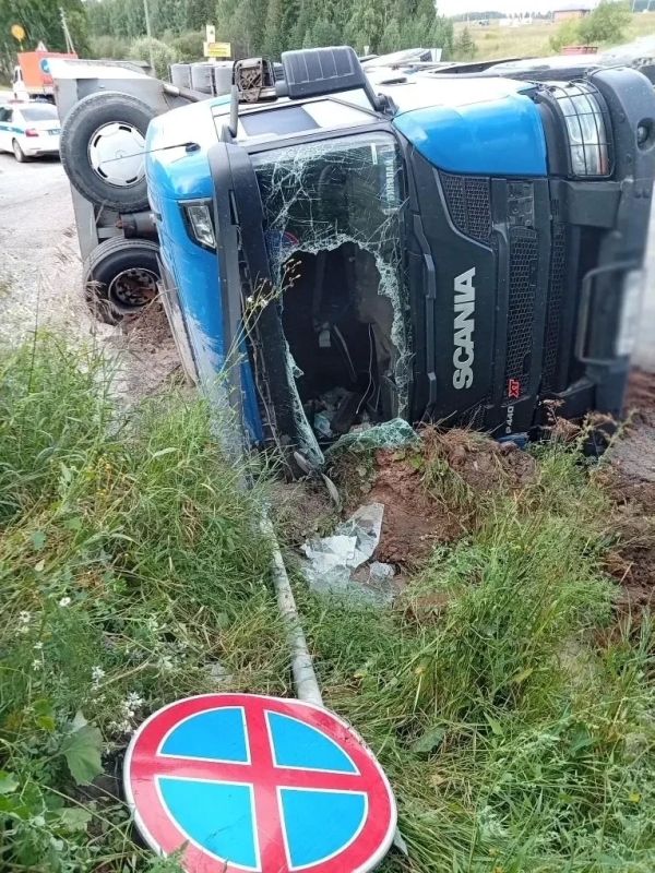 Водитель тягача опрокинулся на федеральной трассе в Удмуртии