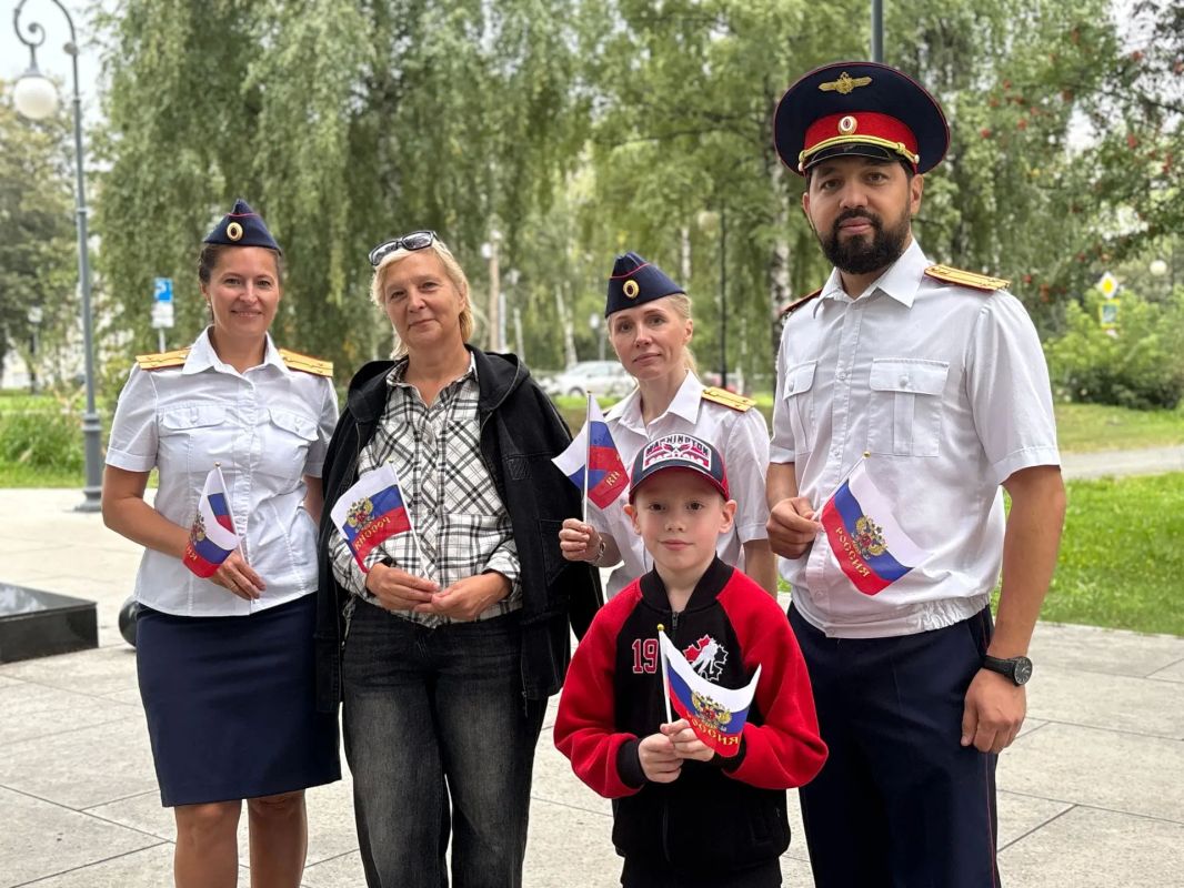 Сотрудники следственного управления приняли участие в патриотической акции, посвящённой Дню Государственного флага Российской Федерации Сотрудники следственного управления приняли участие в патриотической акции, посвящённой Дню Государственного флага Российской Федерации
