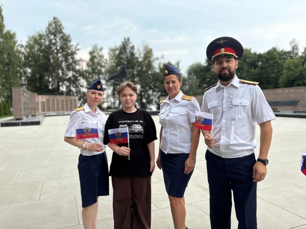 Сотрудники следственного управления приняли участие в патриотической акции, посвящённой Дню Государственного флага Российской Федерации Сотрудники следственного управления приняли участие в патриотической акции, посвящённой Дню Государственного флага Российской Федерации
