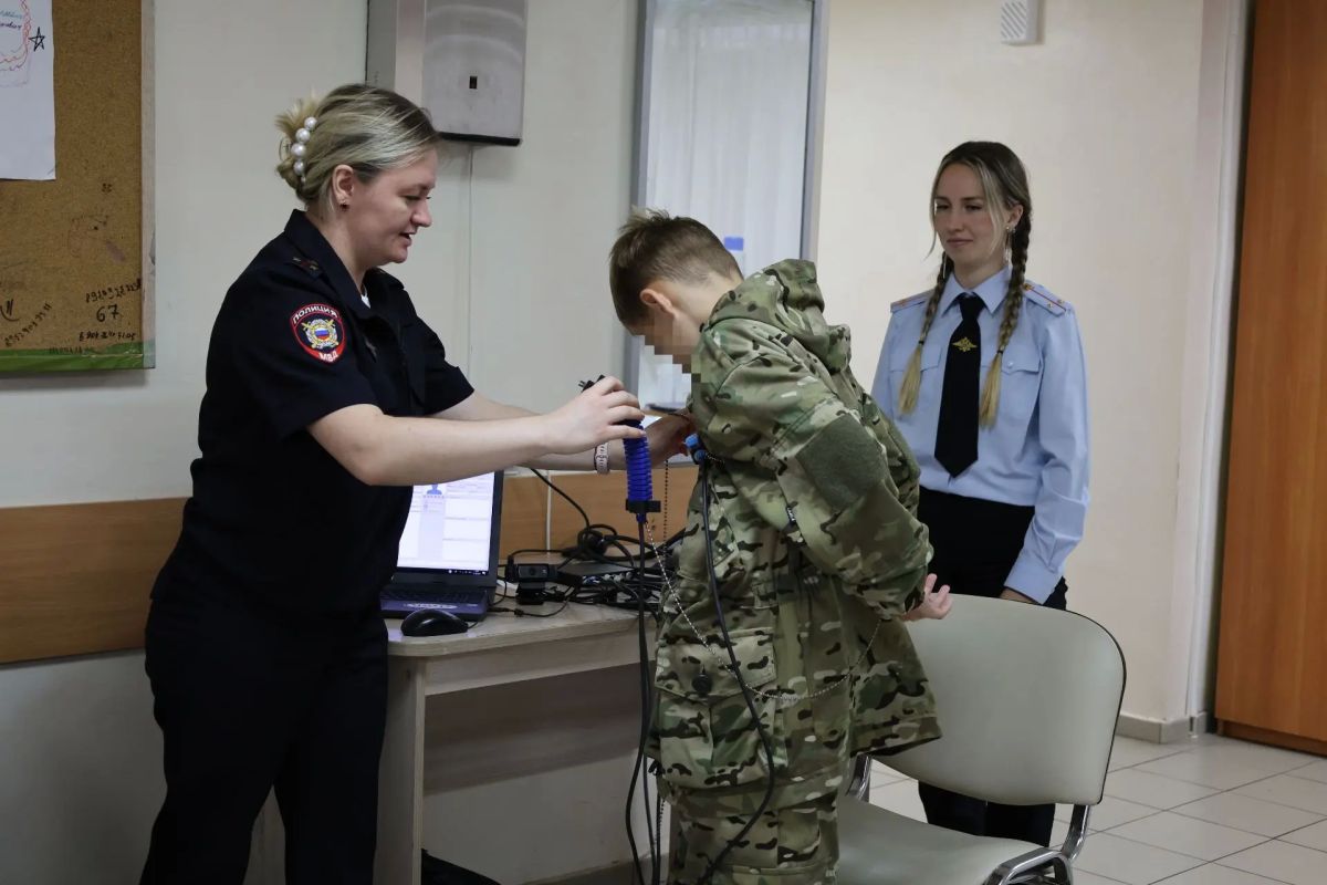 В Удмуртской Республике полицейские и общественники провели для отдыхающих в детском лагере информационно-профилактическое мероприятие «Школа полиции» В Удмуртской Республике полицейские и общественники провели для отдыхающих в детском лагере информационно-профилактическое мероприятие «Школа полиции»