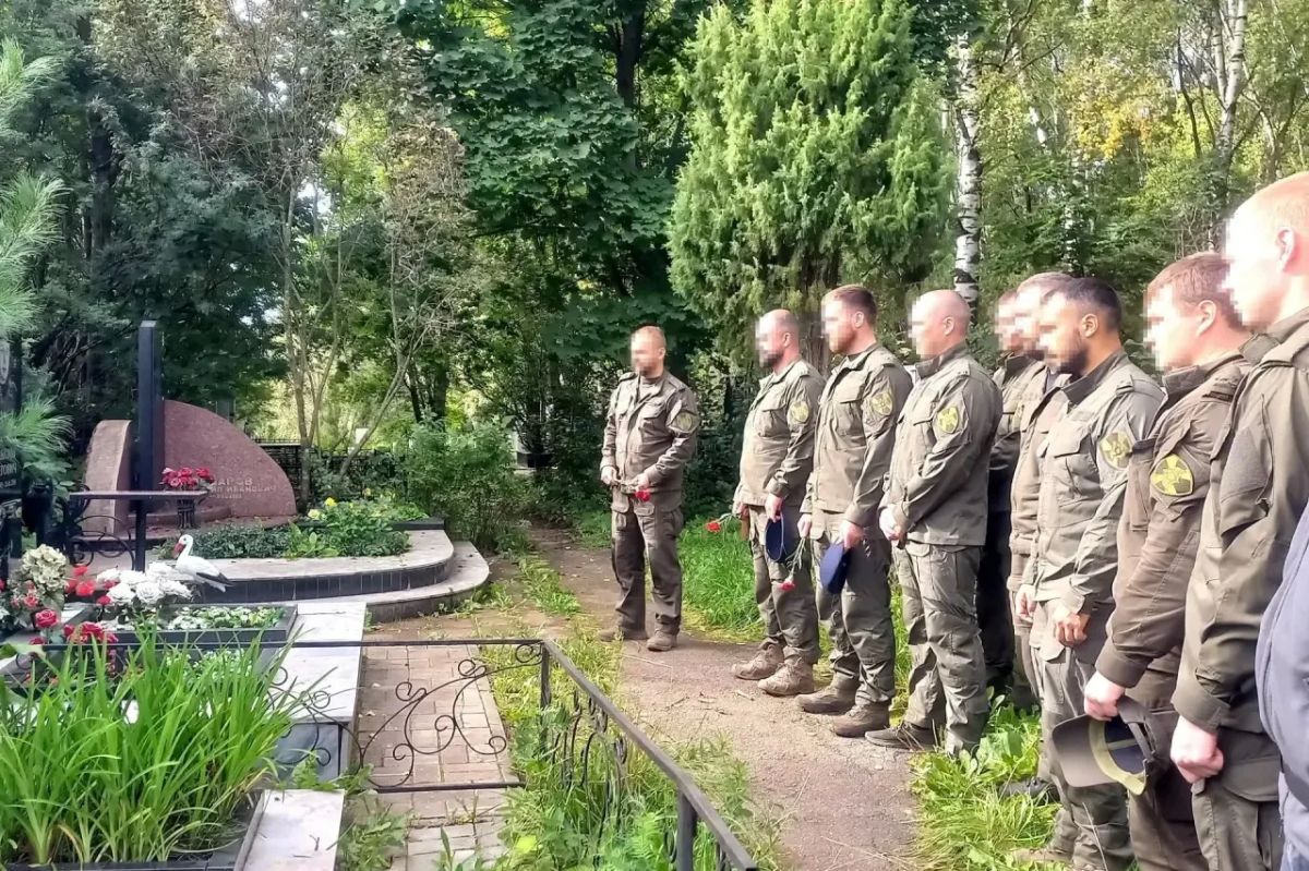 Сотрудники СОБР «Соболь» Управления Росгвардии по Удмуртской Республике почтили память старшего сержанта милиции Максима Дровосекова, погибшего 18 лет назад в ходе выполнения боевых задач Сотрудники СОБР «Соболь» Управления Росгвардии по Удмуртской Республике почтили память старшего сержанта милиции Максима Дровосекова, погибшего 18 лет назад в ходе выполнения боевых задач