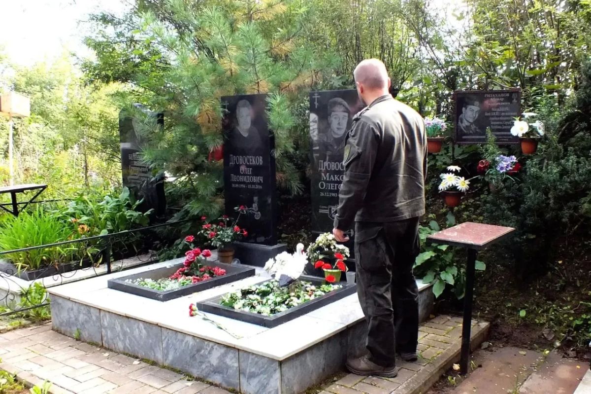 Сотрудники СОБР «Соболь» Управления Росгвардии по Удмуртской Республике почтили память старшего сержанта милиции Максима Дровосекова, погибшего 18 лет назад в ходе выполнения боевых задач Сотрудники СОБР «Соболь» Управления Росгвардии по Удмуртской Республике почтили память старшего сержанта милиции Максима Дровосекова, погибшего 18 лет назад в ходе выполнения боевых задач