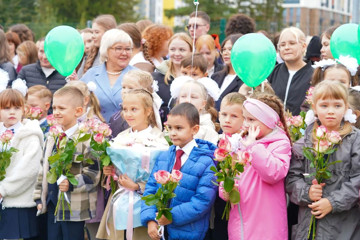 Снова в школу. 1 сентября для 82 тысяч ижевских школьников прозвенел первый звонок Снова в школу. 1 сентября для 82 тысяч ижевских школьников прозвенел первый звонок