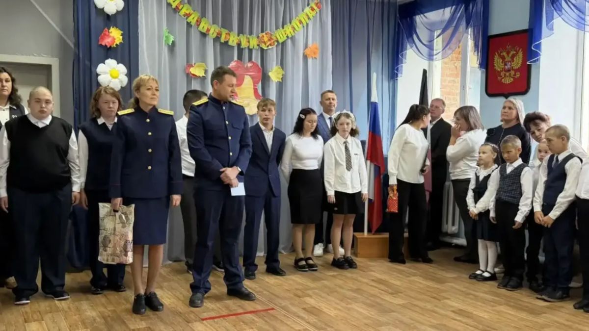 В День знаний сотрудники территориальных следственных отделов посетили подшефные школы и кадетские классы В День знаний сотрудники территориальных следственных отделов посетили подшефные школы и кадетские классы